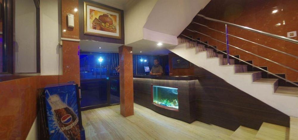 Deluxe Hotel Chennai Exterior foto