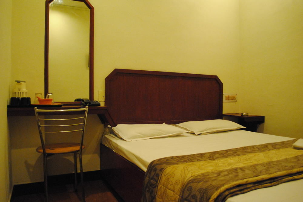Deluxe Hotel Chennai Exterior foto