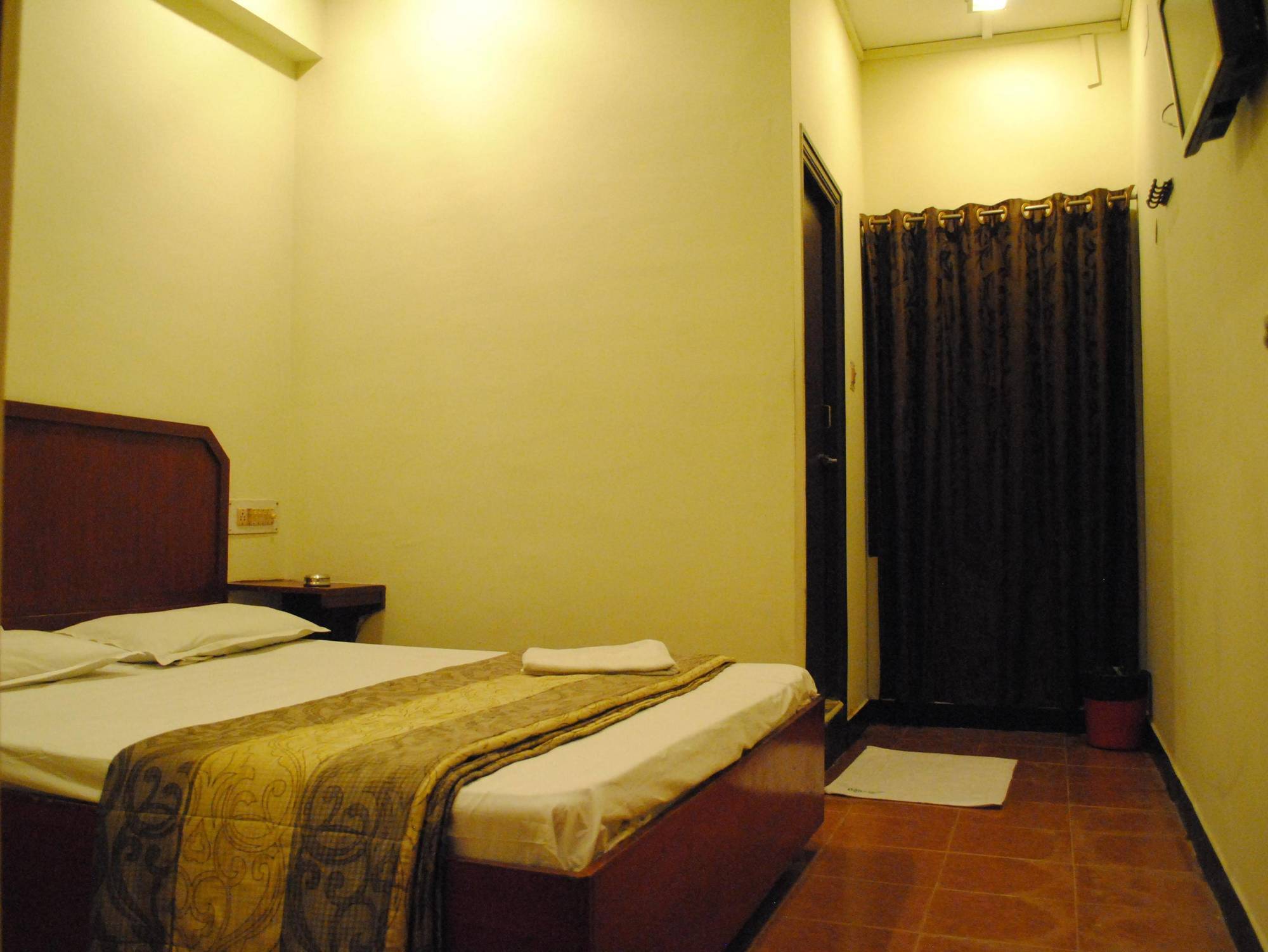 Deluxe Hotel Chennai Exterior foto