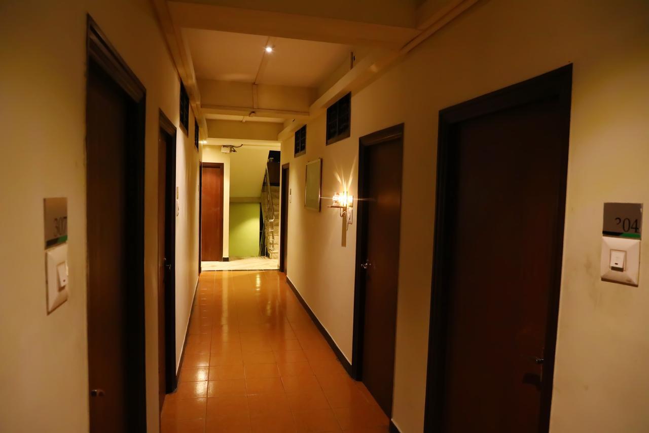 Deluxe Hotel Chennai Exterior foto