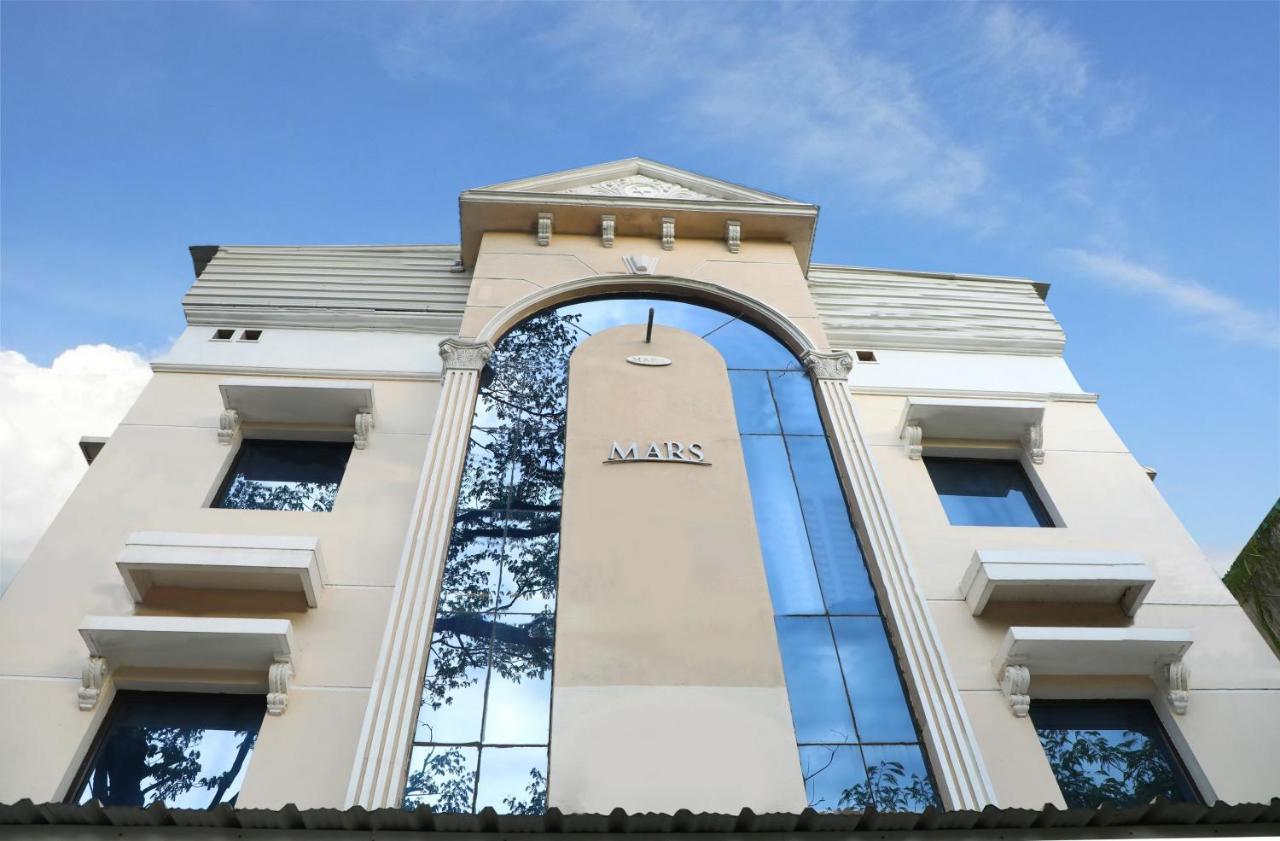 Deluxe Hotel Chennai Exterior foto