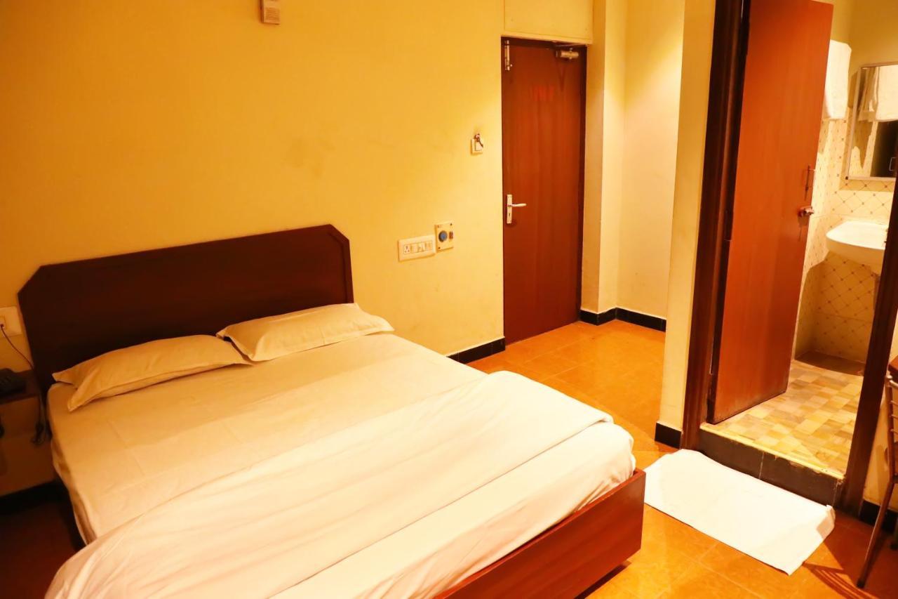 Deluxe Hotel Chennai Exterior foto