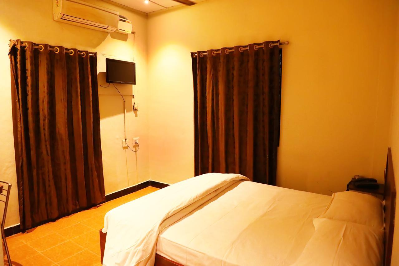 Deluxe Hotel Chennai Exterior foto