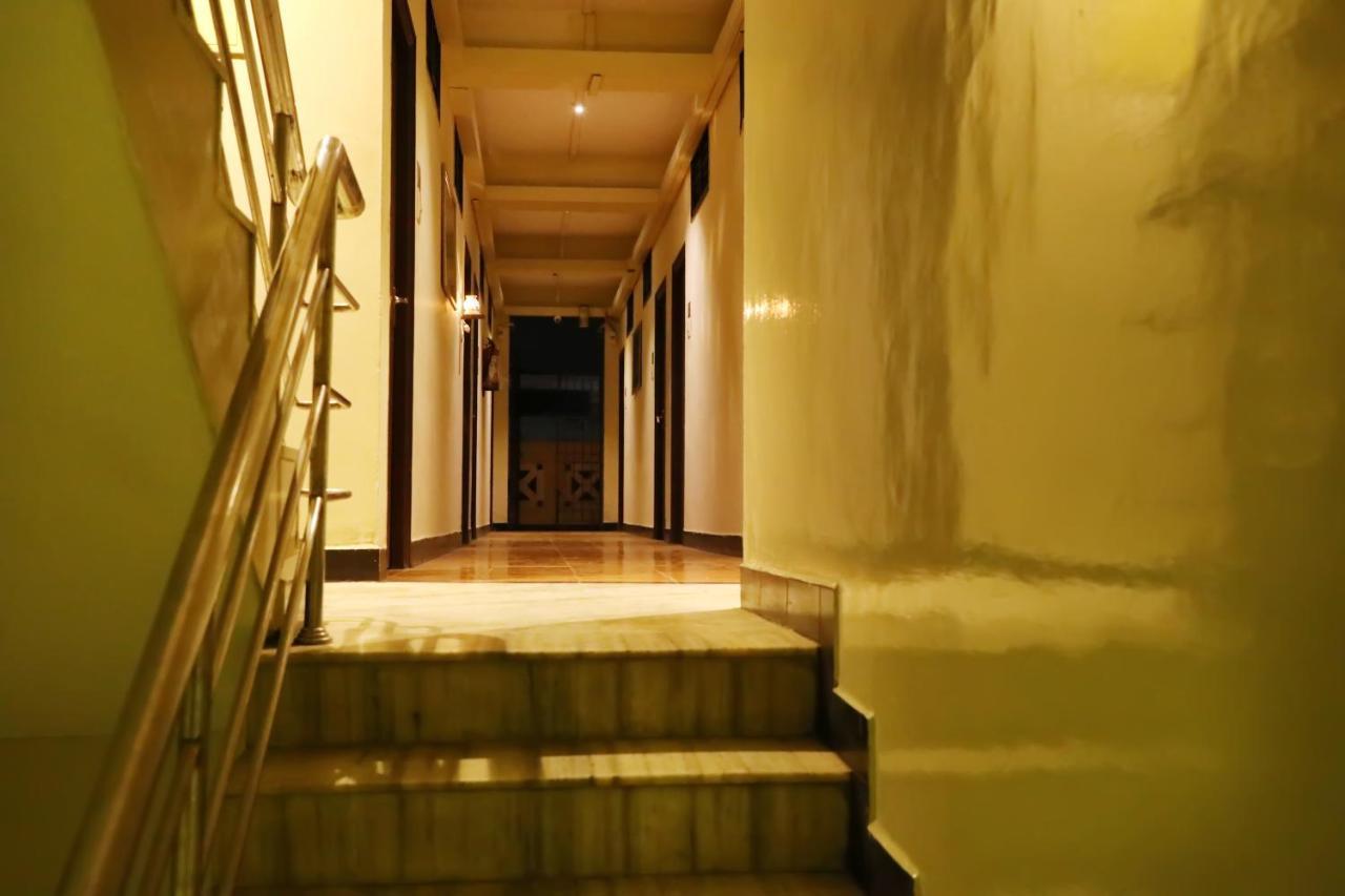 Deluxe Hotel Chennai Exterior foto