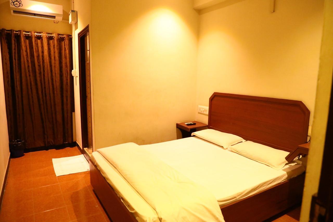 Deluxe Hotel Chennai Exterior foto