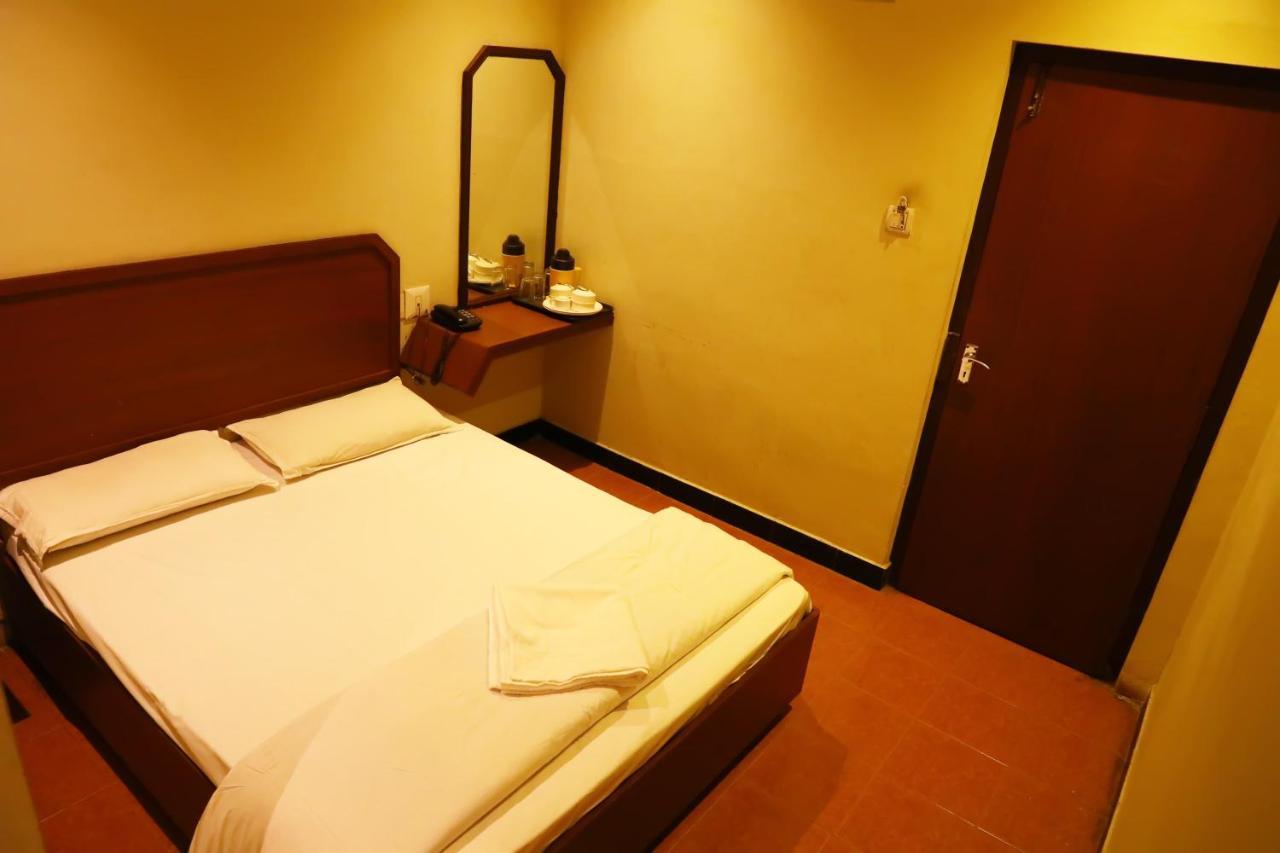 Deluxe Hotel Chennai Exterior foto