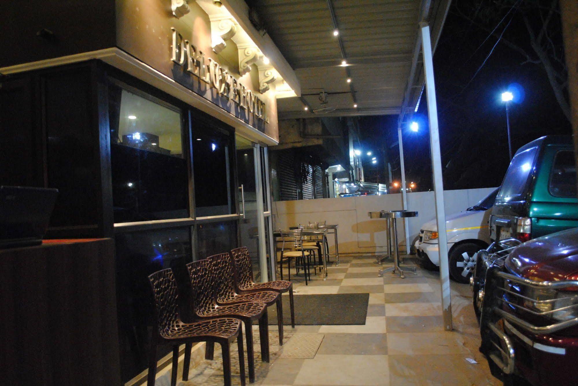 Deluxe Hotel Chennai Exterior foto