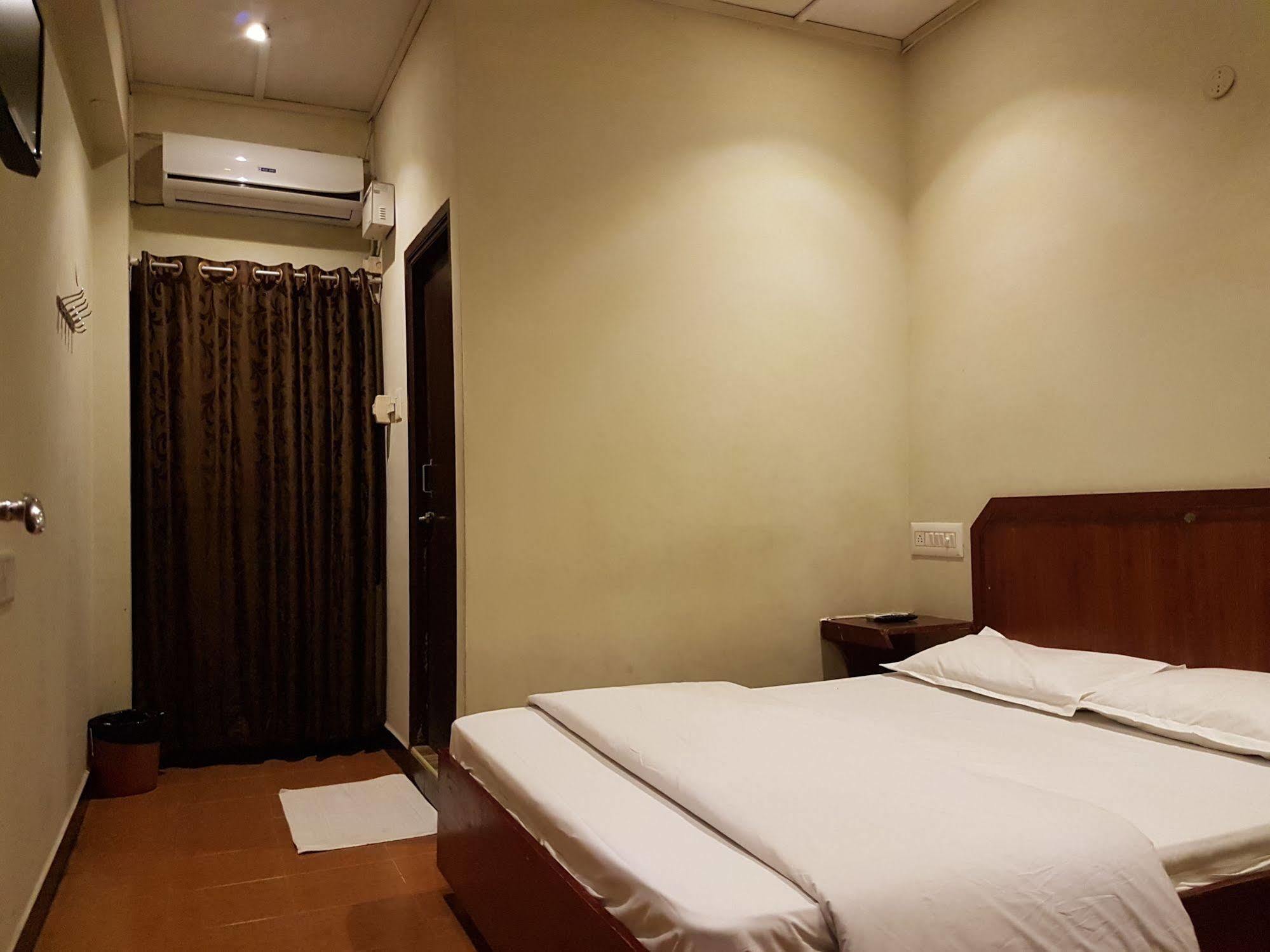 Deluxe Hotel Chennai Exterior foto