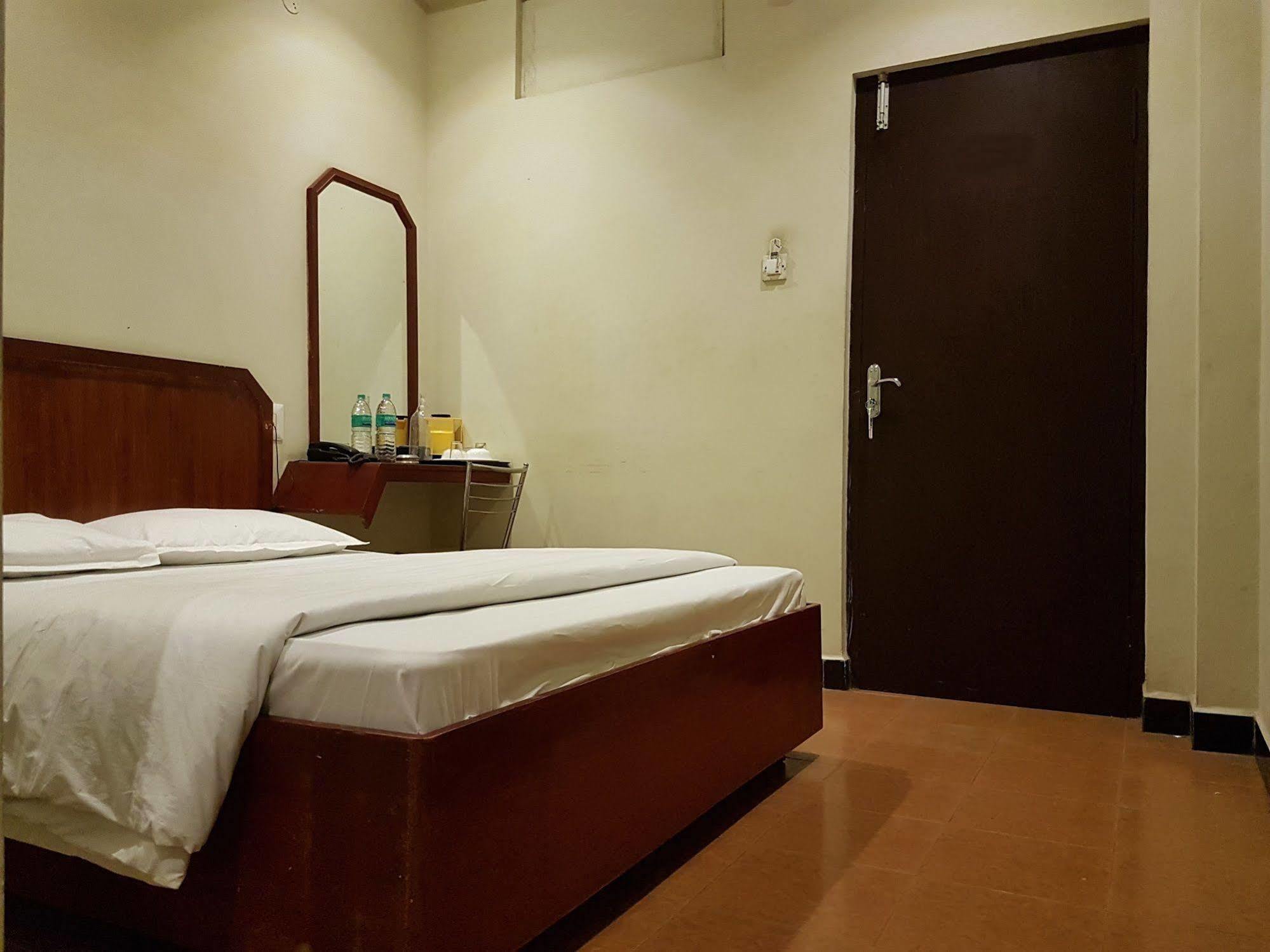 Deluxe Hotel Chennai Exterior foto
