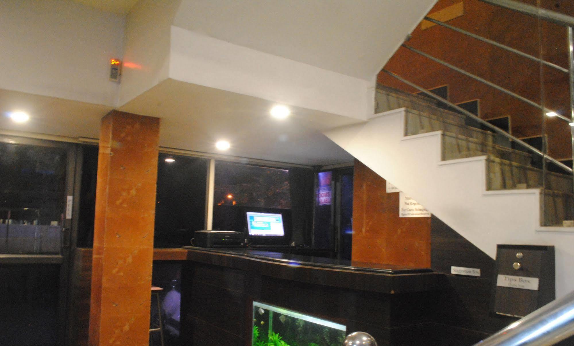 Deluxe Hotel Chennai Exterior foto