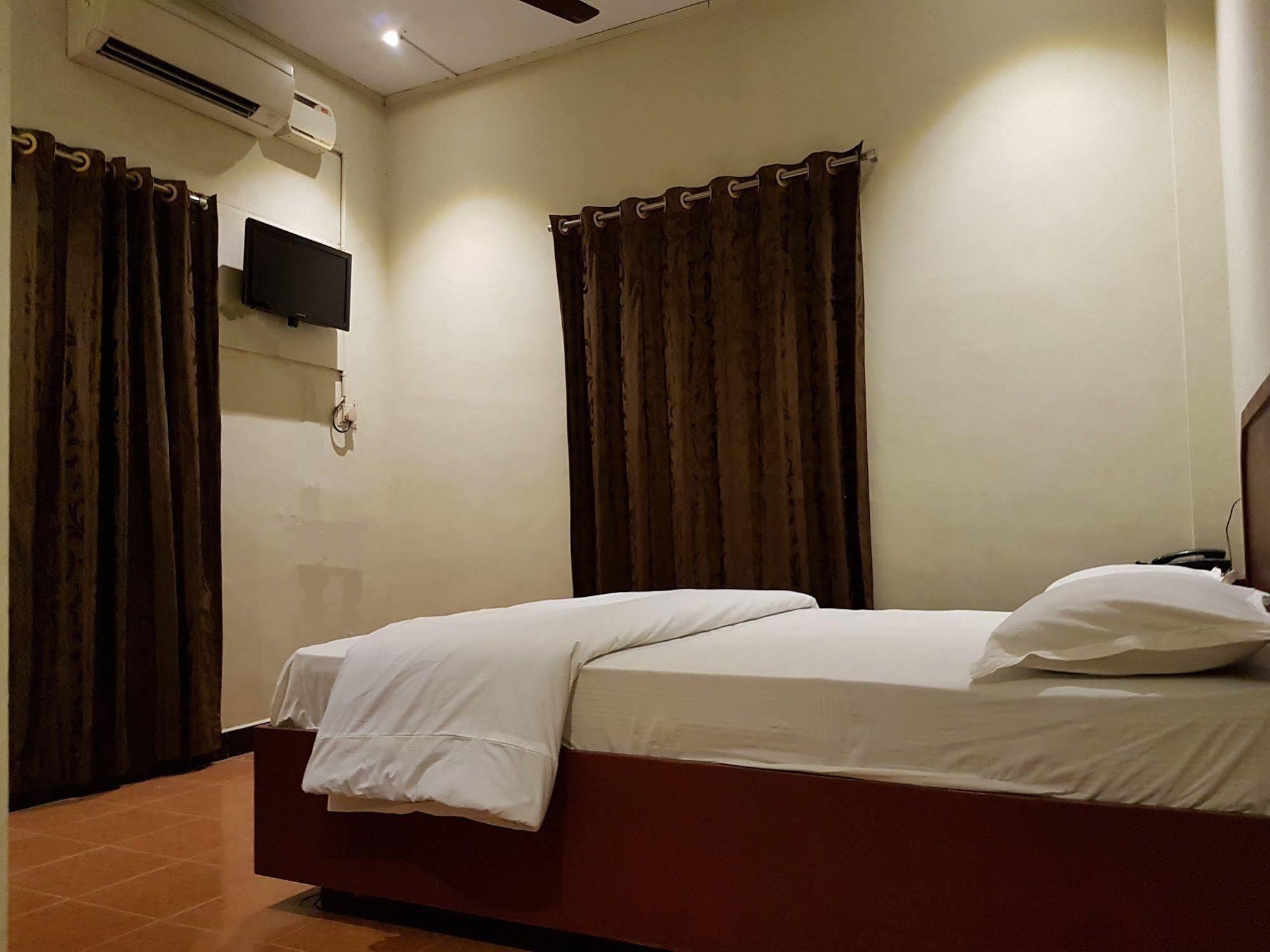Deluxe Hotel Chennai Exterior foto