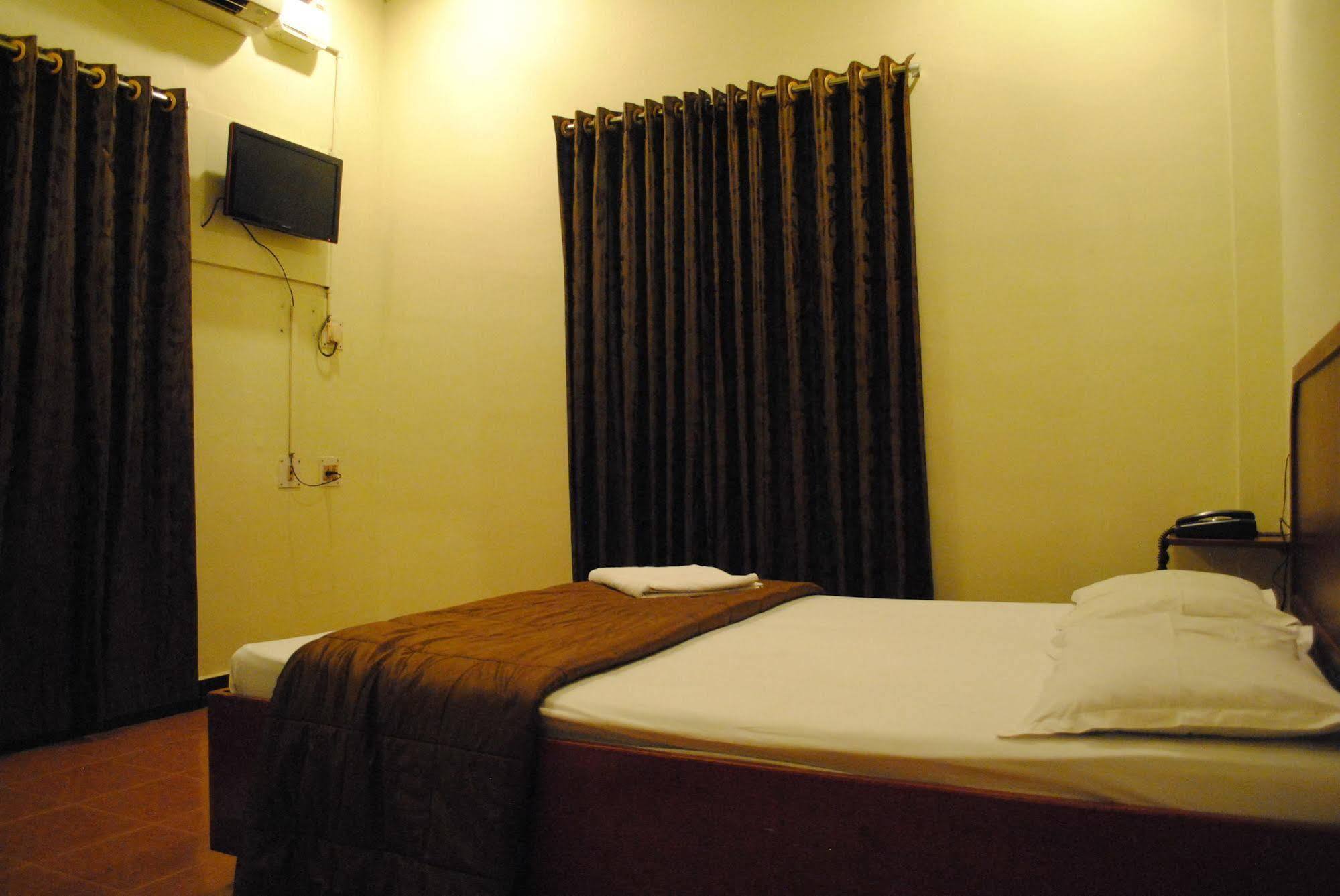 Deluxe Hotel Chennai Exterior foto