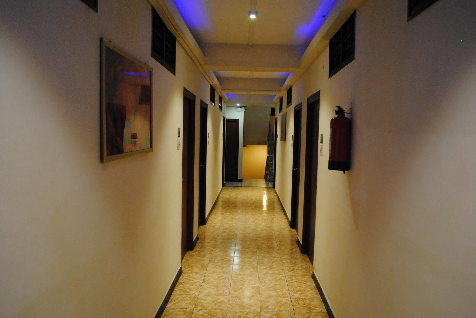 Deluxe Hotel Chennai Exterior foto
