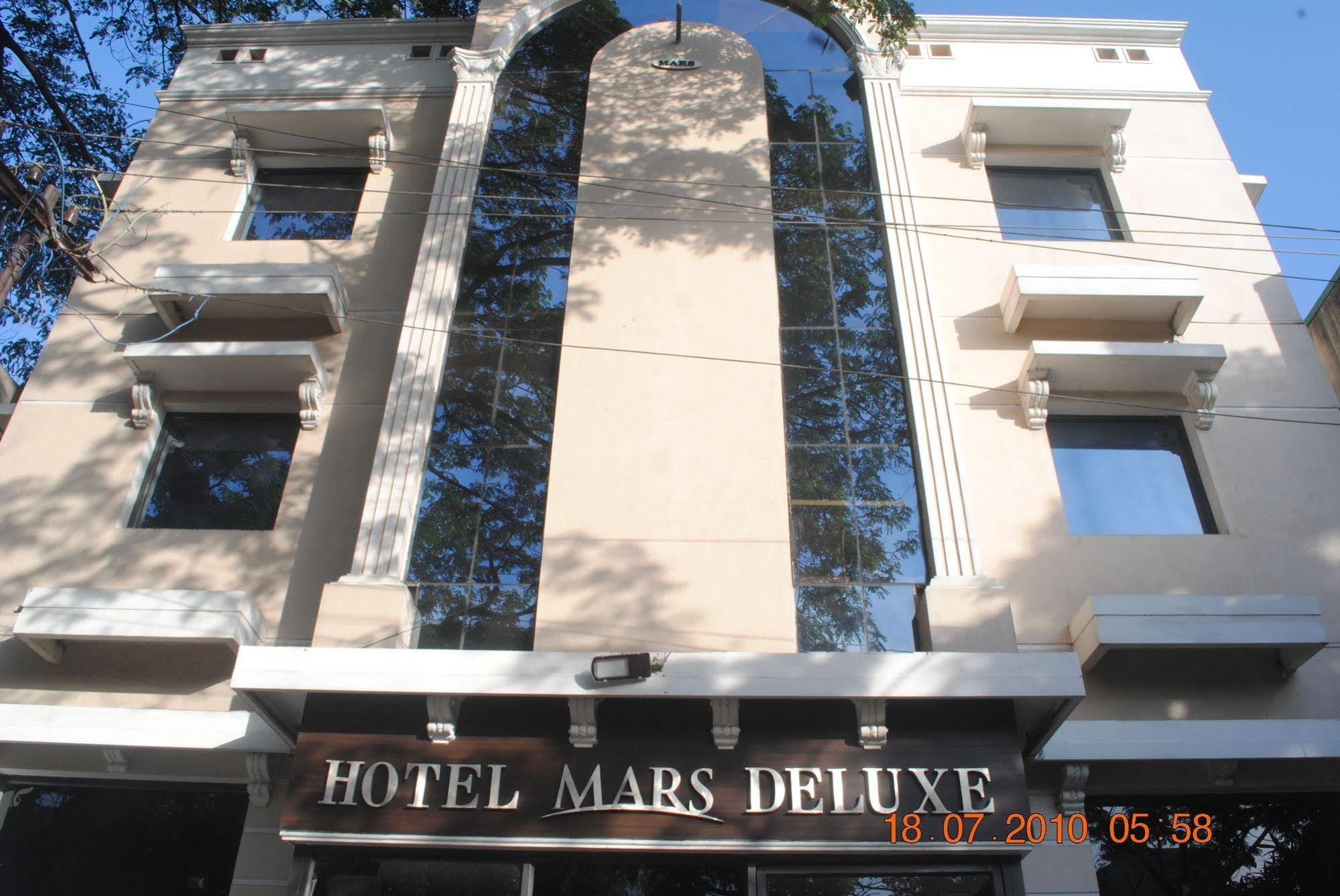 Deluxe Hotel Chennai Exterior foto