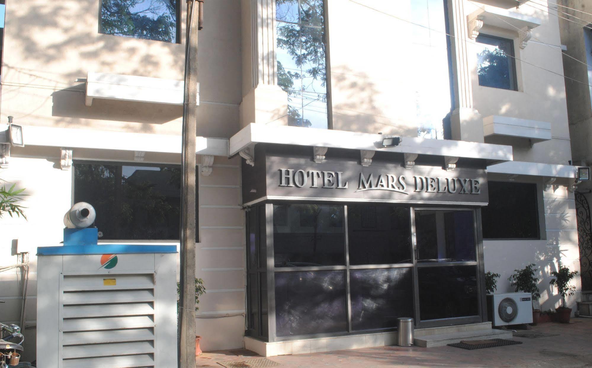 Deluxe Hotel Chennai Exterior foto
