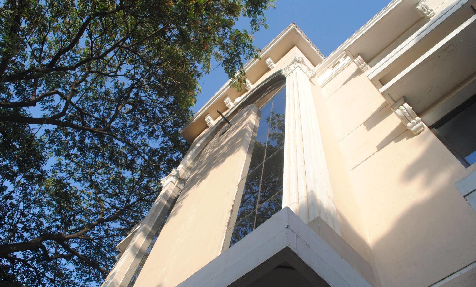 Deluxe Hotel Chennai Exterior foto