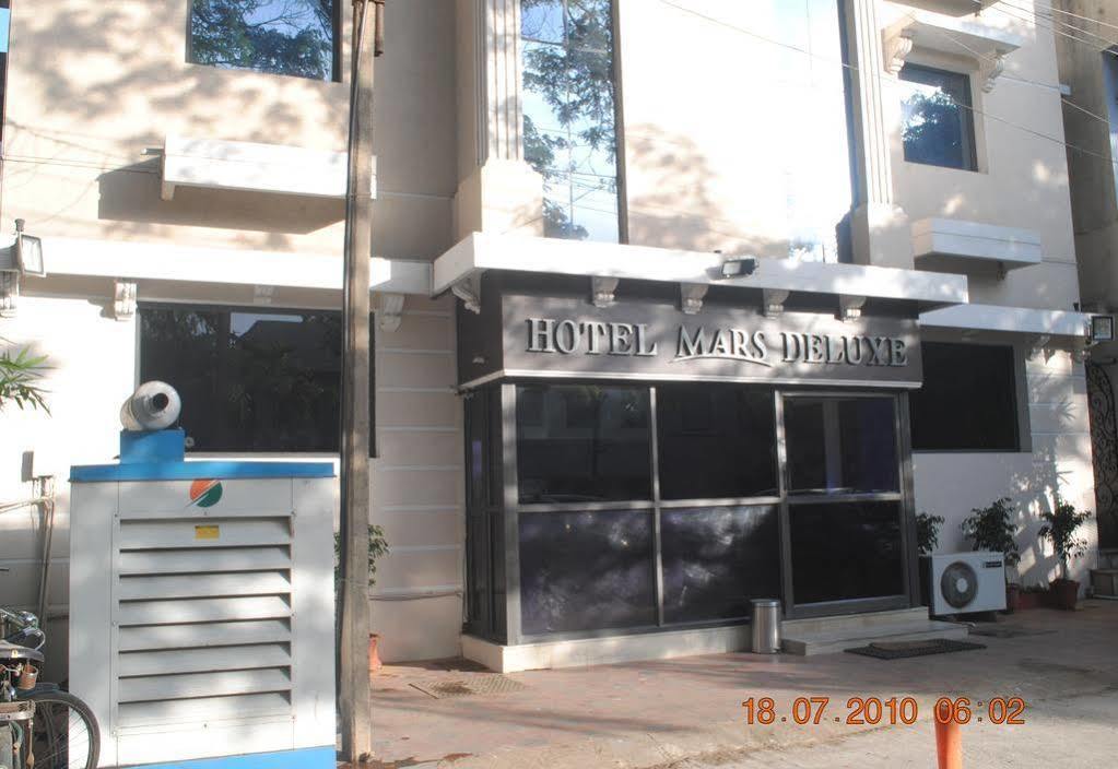 Deluxe Hotel Chennai Exterior foto