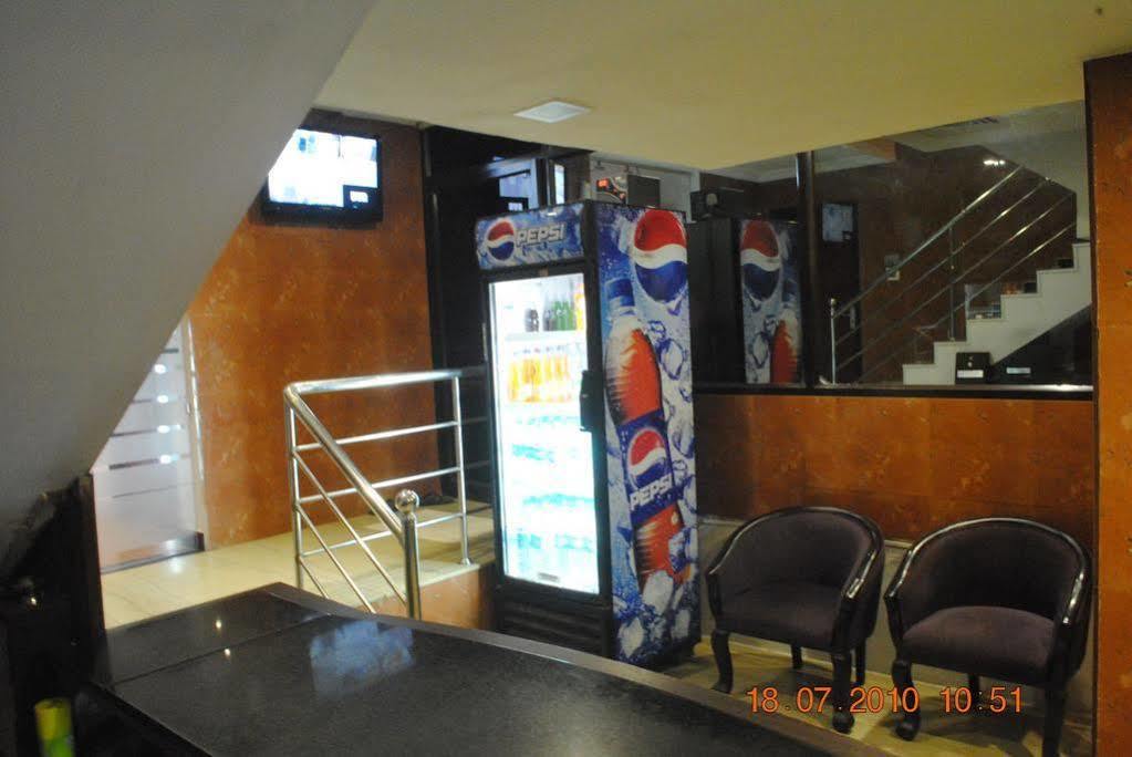 Deluxe Hotel Chennai Exterior foto